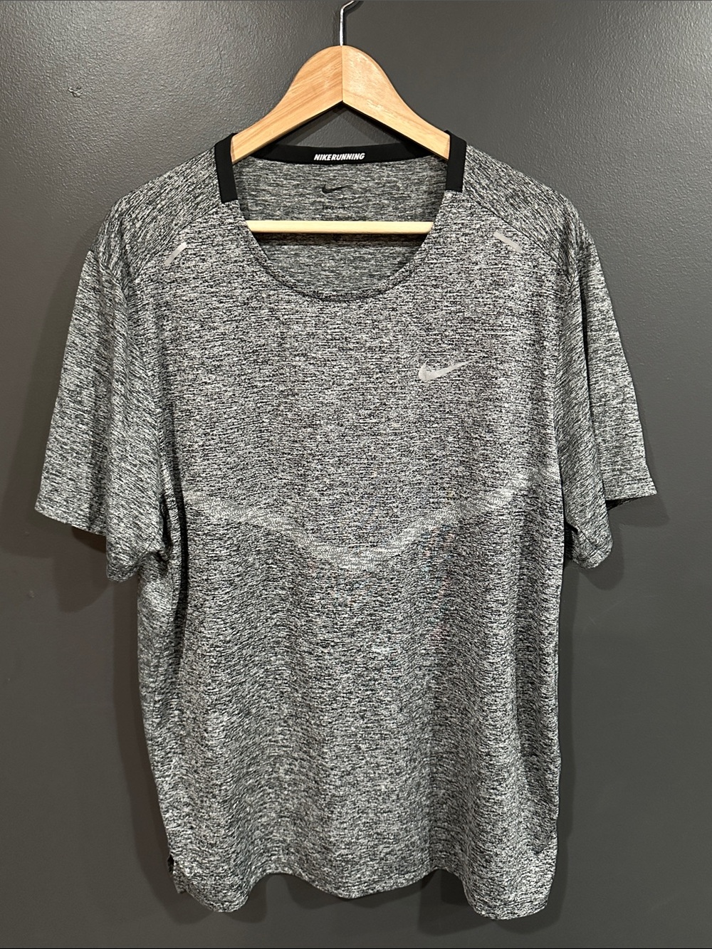 Nike Men’s Heather Grey Short Sleeve Performance Tee